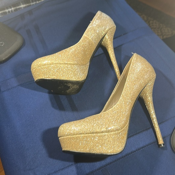 Heart in D" Designer gold platform high heels size 9 - Picture 4 of 5